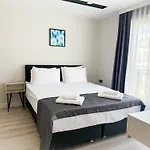 מלון דירות Moon 4*